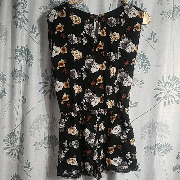 Sold LAST CHANCE! FOREVER21 FLORAL ROMPER - Picture 5 of 6